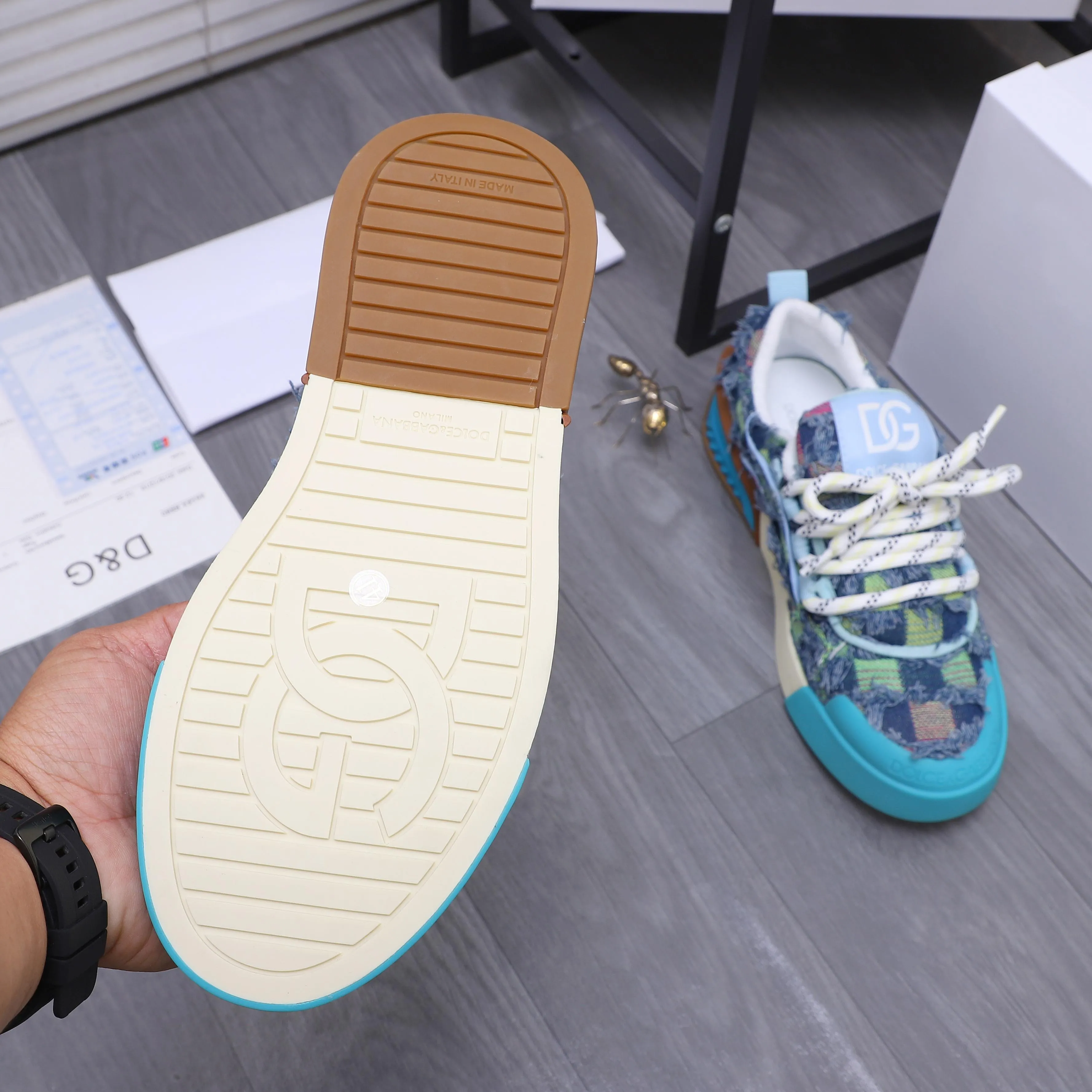 Men's shoes 💰500 Product trademark: DG (Dolce & Gabbana) Couple casual shoes Regular size: 35-46 Product materials: Selected denim stitching upper, short velvet lining, cowhide insole, original outsole